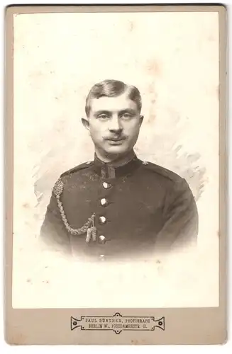 Fotografie Paul Günther, Berlin, Potsdamerstr. 61, Portrait preuss. Soldat mit Schützenschnur, Schulterstück Rgt. 24