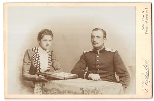 Fotografie J. Vahlendick, Schleswig, Friedrichstr. 8, Portrait Soldat mit Gattin, Schulterstück Rgt. 84