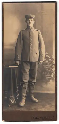 Fotografie H. Deike, Hannover-Linden, Deisterstr. 7, Portrait junger Soldat in Felduniform