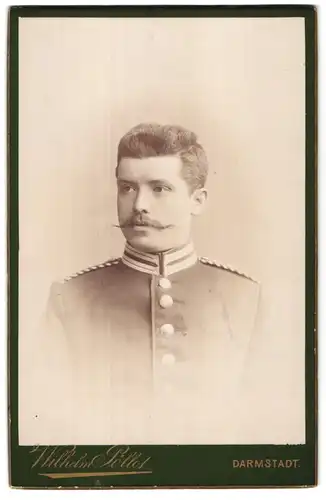 Fotografie Wilhelm Pöllot, Darmstadt, Hügelstr. 59, Portrait Gardesoldat, Schulterstück Einjährig Freiwilliger