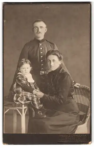 Fotografie Atelier Germania, Münster i.W., Bahnhofstr. 9, Portrait Soldat in Felduniform mit Familie