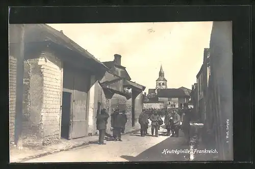 AK Heutrégiville, Strassenpartie mit Gebäudeansicht und Soldaten