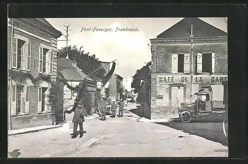 AK Pont-Faverger, Strassenpartie mit Cafe de la Gare und Soldaten