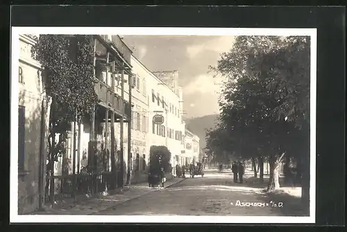 AK Aschach a. d. D., Strassenpartie mit Gasthaus zur goldenen Kanone