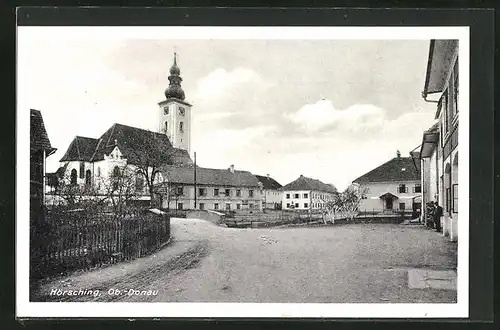 AK Hörsching, Strassenpartie im Ortskern mit Kirche