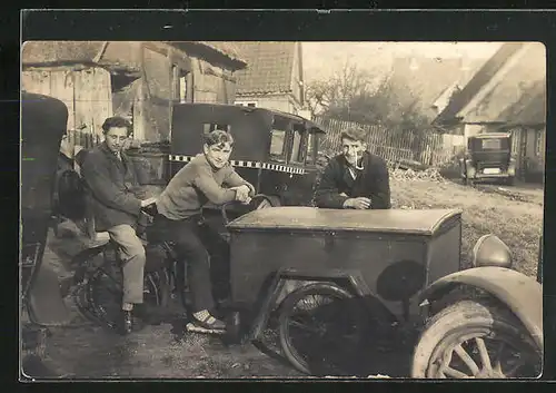 Foto-AK Junge Männer an ihrem Lastenmotorrad