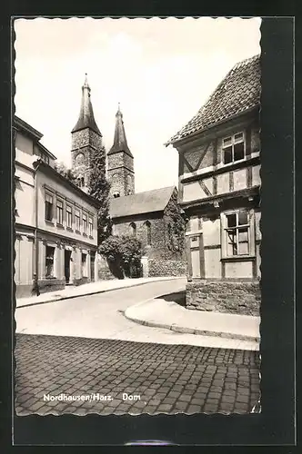 AK Nordhausen /Harz, Strassenpartie mit Blick zum Dom