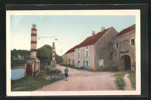 AK Nuits-sous-Ravières, Les Colonnes et l`Ancienne Porte