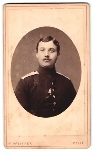 Fotografie F. Pfeiffer, Celle, Westcellertorstr. 15, Portrait Soldat mit Oberlippenbart, Schulterstück Rgt. 7