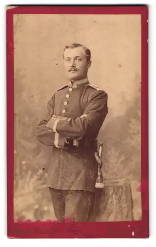 Fotografie Herm. Ernst, Hannover, Angerstr. 13A, Portrait Soldat, Schulterstück Rgt. 74, in Ausgehuniform