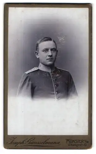 Fotografie Joseph Gausselmann, Münster i.W., Königsstr. 13, Portrait junger Soldat, Schulterstück Rgt. 7