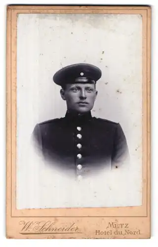 Fotografie W. Schneider, Metz, Steinweg 4, Portrait Soldat mit Uniformütze