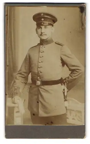 Fotografie unbekannter Fotograf und Ort, Portrait Soldat, Bajonett mit Portepee, Schulterstück Rgt. 2