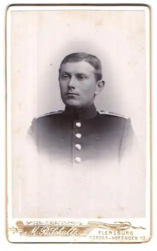 Fotografie M.B. Schultz, Flensburg, Norder-Hofenden 13, Portrait eines jungen Gardesoldaten