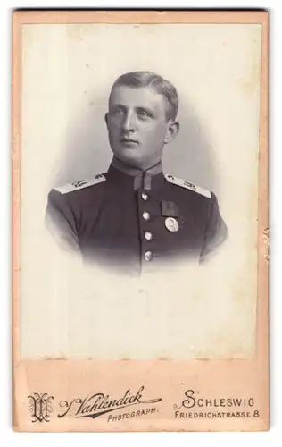 Fotografie J. Vahlendick, Schleswig, Friedrichstr. 8, Portrait Soldat mit Orden an der Uniform, Schulterstück Rgt. 84