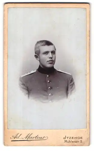 Fotografie Ad. Martens, Itzehoe, Mühlenstr. 5, Portrait Soldat in Ausgehuniform