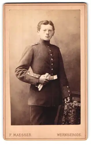 Fotografie F. Maesser, Wernigerode, Burgthor, Portrait Soldat, Schulterstück Einjährig Freiwilliger