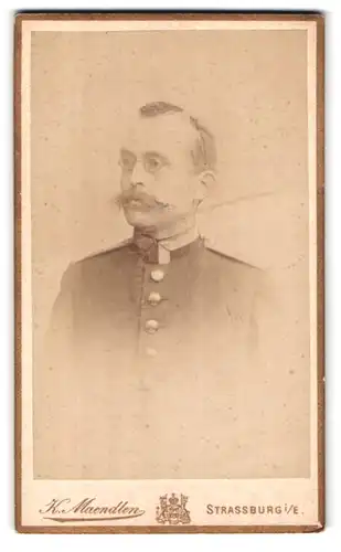 Fotografie K. Maendlern, Strassburg i/E., nächst der Universität, Portrait Soldat mit Brille
