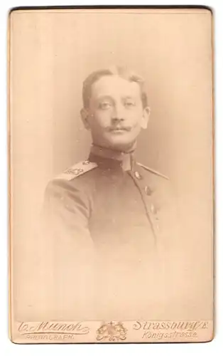 Fotografie C. Münch, Strassburg i/E., Königstrasse, Portrait Soldat mit Kaiserbart, Schulterstück Rgt. 143