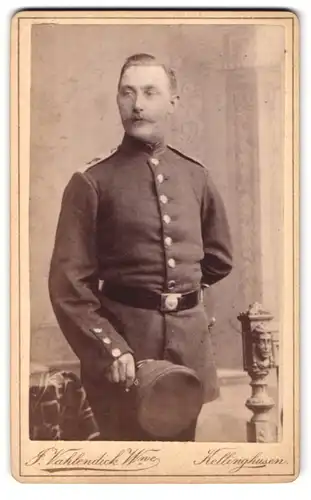 Fotografie J. Vahlendick, Kellinghusen, Bergstrasse, Portrait Soldat mit Uniformmütze in Händen