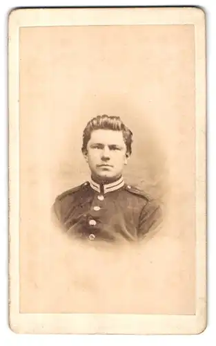 Fotografie Hermann Trampke, Berlin, Oranienstrasse 130, Portrait junger Gardesoldat