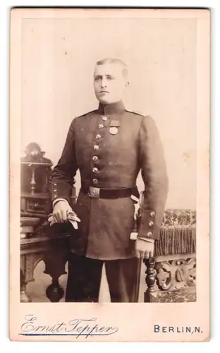 Fotografie Ernst Tepper, Berlin, Portrait Soldat mit Orden an der Uniform