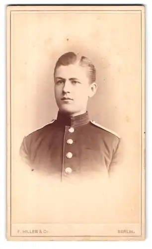 Fotografie Fritz Hiller & Co., Berlin, Mohrenstrasse 38, Portrait preussischer Soldat