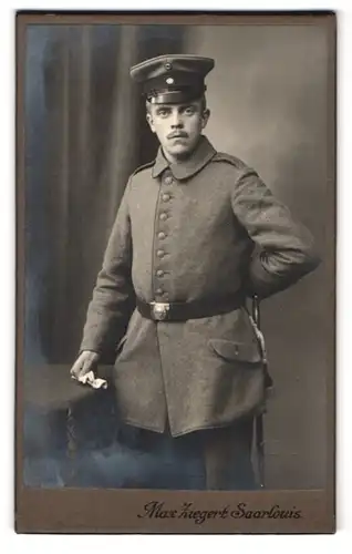 Fotografie Max Ziegert, Saarlouis, i.d. Nähe d. Hauptwache, Portrait Soldat in Feldgrau, Schulterstück Rgt. 30