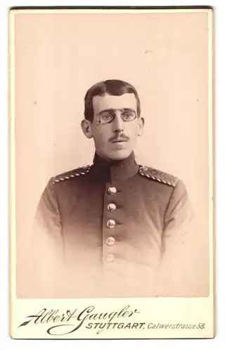 Fotografie Albert Gaugler, Stuttgart, Calwerstrasse 58, Portrait Soldat der Garde, Schulterstück Einjährig Freiwilliger