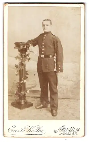 Fotografie Emil Keller, Neu-Ulm, Insel 8 1 /2, Portrait Soldat in Ausgehuniform, Bajonett mit Portepee
