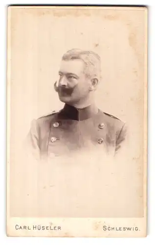 Fotografie Carl Hüseler, Schleswig, Stadtweg 147, Portrait Soldat mit Kaiserbart