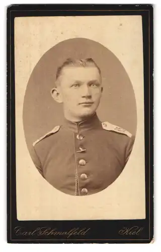 Fotografie Carl Schmalfeld, Kiel, Brunswiekerstrasse 38, Portrait Soldat, Schulterstück Rgt. 85