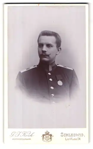 Fotografie G.J. Koch, Schleswig, Lollfuss 24, Portrait Soldat mit Orden an der Uniform, Schulterstück Rgt. 84