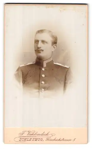 Fotografie J. Vahlendick, Schleswig, Friedrichstrasse 8, Portrait Soldat, Schulterklappe Rgt. 84