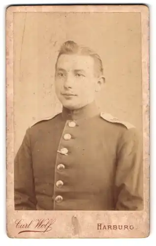 Fotografie Carl Wolf, Harburg, am Kriegerdenkmal, Portrait eines Soldaten