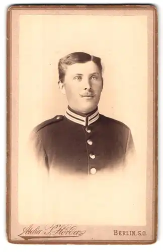 Fotografie P. Hörder, Berlin, Skalitzerstr. 62, Portrait Soldat in Ausgehuniform