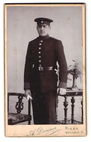 Fotografie A. Donner, Riesa, Wettinerstr. 24, Portrait Soldat in Ausgehuniform, Bajonett mit Portepee am Koppel