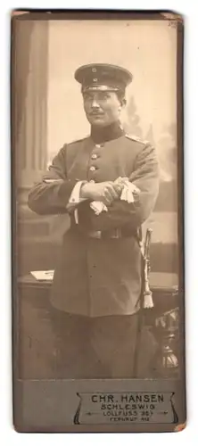 Fotografie Chr. Hansen, Schleswig, Lollfuss 98, Portrait Soldat, Bajonett mit Portepee, Schulterklappe Rgt. 84