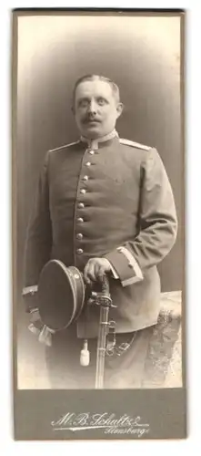 Fotografie M.B. Schultz, Flensburg, Portrait Soldat hält Degen mit Portepee