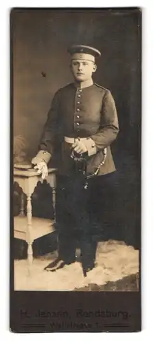 Fotografie H. Jensen, Rendsburg, Wallstrasse 1, Portrait Soldat mit Degen