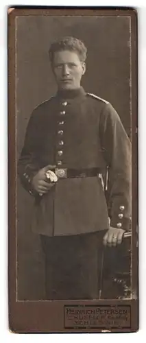 Fotografie Heinrich Petersen, Schleswig, Portrait Soldat in Ausgehuniform, Bajonett am Koppel