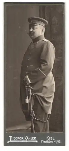 Fotografie Theodor Kähler, Kiel, Fleethörn 41 /43, Portrait Soldat im Uniformrock, Degen mit Portepee