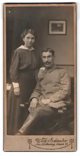 Fotografie Willy Schneider, Neu Lichtenberg, Eitelstr. 85, Portrait Soldat in Feldgrau mit Gattin