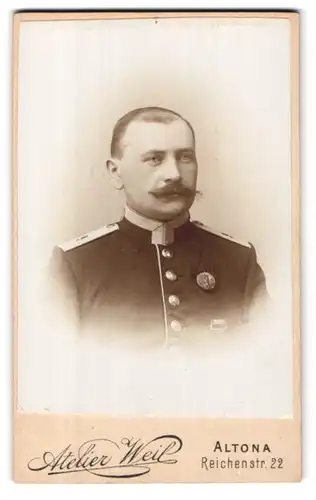 Fotografie Atelier Weil, Altona, Reichenstr. 22, Portrait Soldat, Schulterstück Rgt. 9, mit Orden an der Uniform