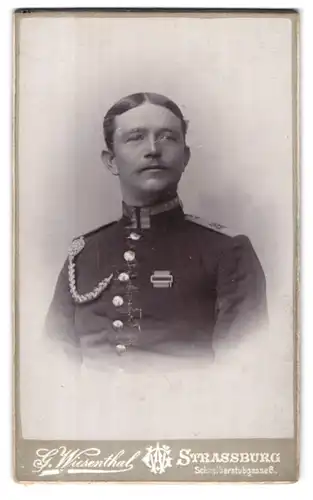 Fotografie G. Wiesenthal, Strassburg, Schreiberstr. 6, Portrait Soldat mit Schützenschnur und Orden