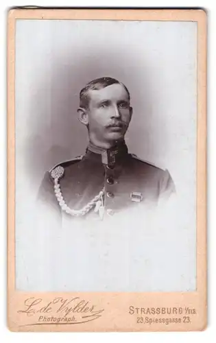 Fotografie L. de Vylder, Strassburg i/E. Spiessgasse 23, Portrait Soldat mit Schützenschnur und Orden