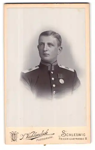 Fotografie J. Vahlendick, Schleswig, Friedrichstr. 8, Portrait Soldat mit Orden ander Uniform, Schulterstück Rgt. 84