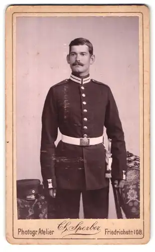 Fotografie Ch. Sperber, Berlin, Friedrichstr. 108, Portrait Soldat, weisser Koppel, Bajonett mit Portepee