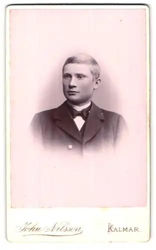 Fotografie John Nilsson, Kalmar, Portrait junger Mann im Anzug mit Fliege