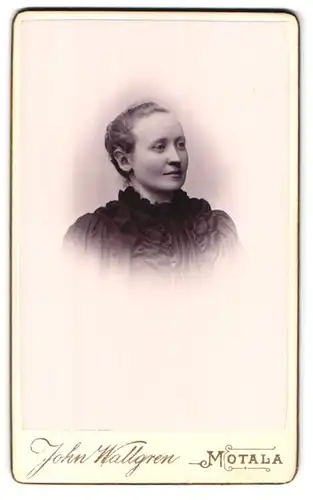 Fotografie John Wallgren, Motala, Portrait junge Dame in hübscher Kleidung
